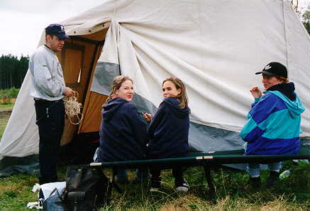 bij de tent